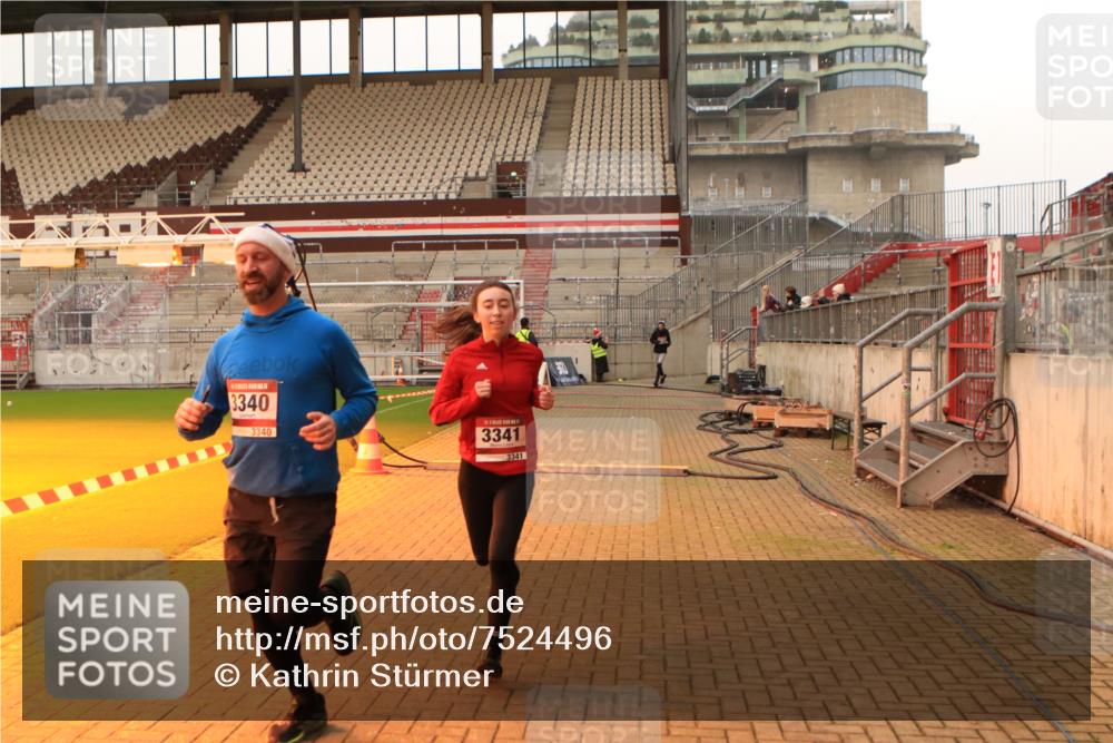 08.12.2024 - St. Pauli X-Mass-Run No. 14 Kathrin Stürmer Photography http://msf.ph/oto/7524496 08.12.2024 10:01:30 Ziel 41, 1246, 2818, 2833, 3254, 3340, 3341 meine-sportfotos.de