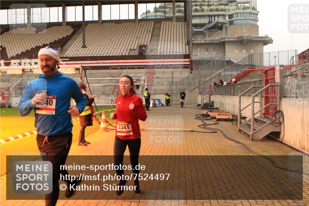 08.12.2024 - St. Pauli X-Mass-Run No. 14 Kathrin Stürmer Photography http://msf.ph/oto/7524497 08.12.2024 10:01:30 Ziel 41, 1246, 2818, 2833, 3254, 3340, 3341 meine-sportfotos.de