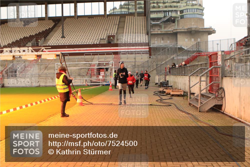 08.12.2024 - St. Pauli X-Mass-Run No. 14 Kathrin Stürmer Photography http://msf.ph/oto/7524500 08.12.2024 10:01:36 Ziel 41, 1751, 1784, 2302, 2361, 2362, 2826, 2833, 3093, 3254, 3340, 3341 meine-sportfotos.de