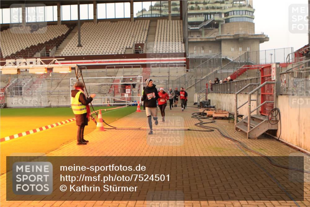 08.12.2024 - St. Pauli X-Mass-Run No. 14 Kathrin Stürmer Photography http://msf.ph/oto/7524501 08.12.2024 10:01:37 Ziel 41, 1751, 1784, 2302, 2361, 2362, 2826, 2833, 3093, 3254, 3340, 3341 meine-sportfotos.de