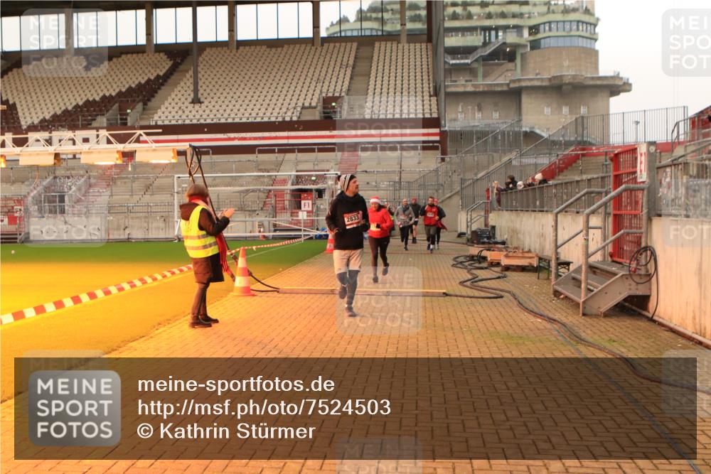 08.12.2024 - St. Pauli X-Mass-Run No. 14 Kathrin Stürmer Photography http://msf.ph/oto/7524503 08.12.2024 10:01:37 Ziel 41, 1751, 1784, 2302, 2361, 2362, 2826, 2833, 3093, 3254, 3340, 3341 meine-sportfotos.de