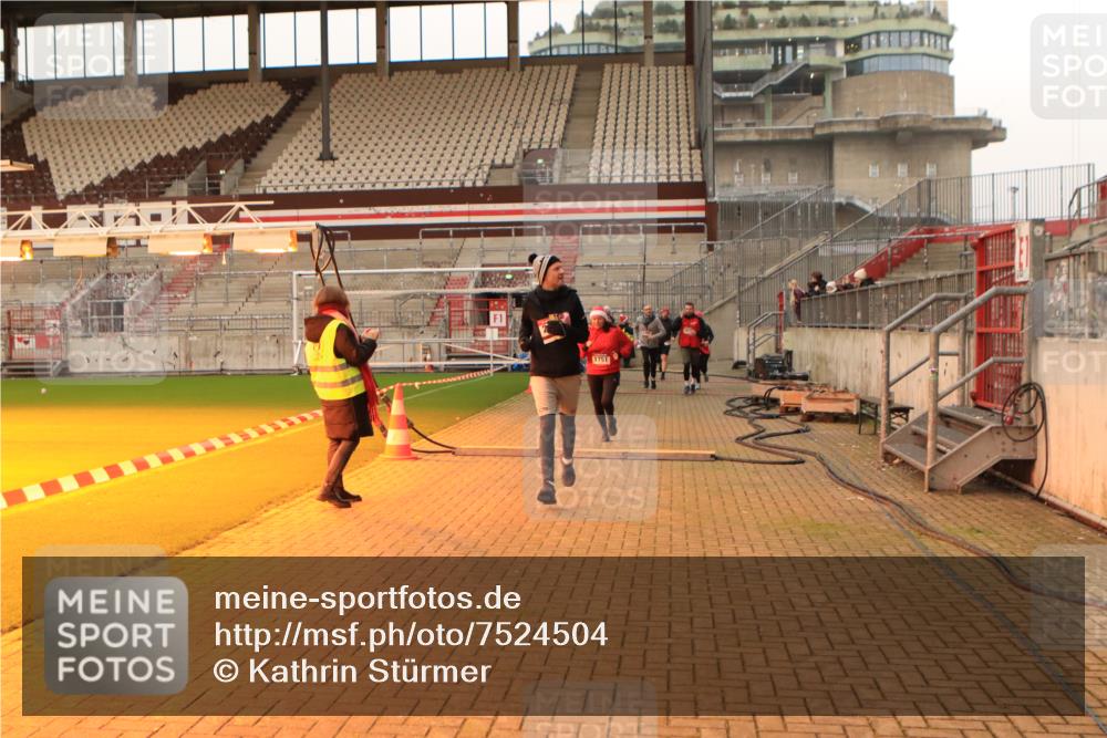 08.12.2024 - St. Pauli X-Mass-Run No. 14 Kathrin Stürmer Photography http://msf.ph/oto/7524504 08.12.2024 10:01:37 Ziel 41, 1751, 1784, 2302, 2361, 2362, 2826, 2833, 3093, 3254, 3340, 3341 meine-sportfotos.de