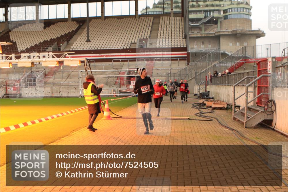 08.12.2024 - St. Pauli X-Mass-Run No. 14 Kathrin Stürmer Photography http://msf.ph/oto/7524505 08.12.2024 10:01:37 Ziel 41, 1751, 1784, 2302, 2361, 2362, 2826, 2833, 3093, 3254, 3340, 3341 meine-sportfotos.de