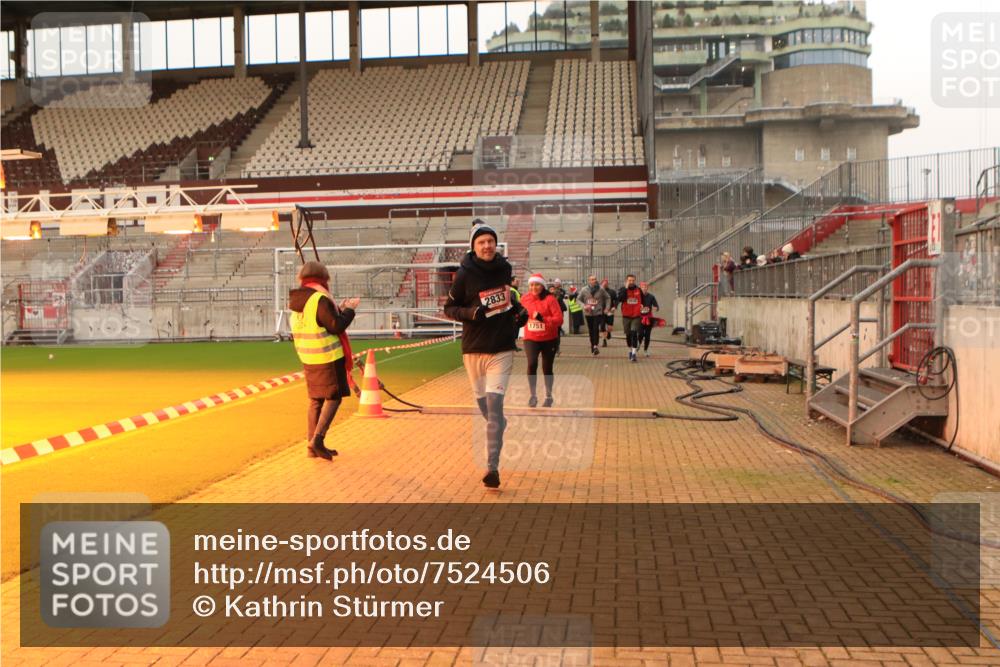 08.12.2024 - St. Pauli X-Mass-Run No. 14 Kathrin Stürmer Photography http://msf.ph/oto/7524506 08.12.2024 10:01:38 Ziel 41, 1751, 1784, 2302, 2361, 2362, 2826, 2833, 3093, 3254, 3340, 3341 meine-sportfotos.de