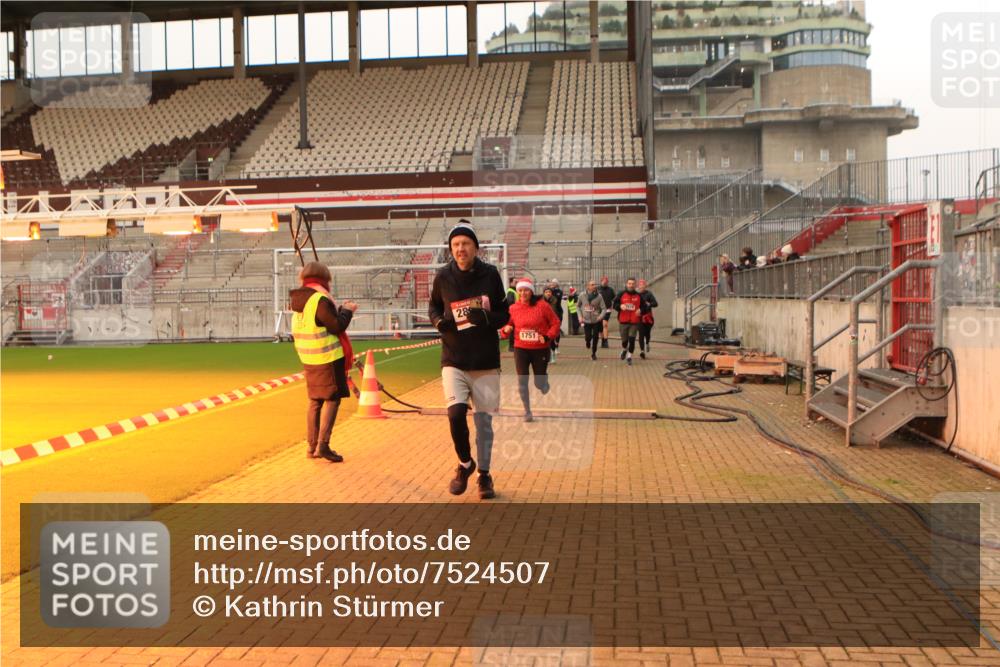08.12.2024 - St. Pauli X-Mass-Run No. 14 Kathrin Stürmer Photography http://msf.ph/oto/7524507 08.12.2024 10:01:38 Ziel 41, 1751, 1784, 2302, 2361, 2362, 2826, 2833, 3093, 3254, 3340, 3341 meine-sportfotos.de