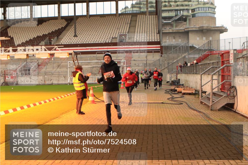 08.12.2024 - St. Pauli X-Mass-Run No. 14 Kathrin Stürmer Photography http://msf.ph/oto/7524508 08.12.2024 10:01:38 Ziel 41, 1751, 1784, 2302, 2361, 2362, 2826, 2833, 3093, 3254, 3340, 3341 meine-sportfotos.de