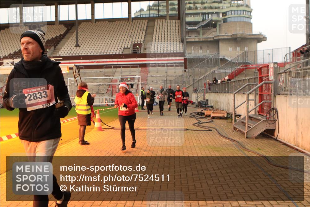 08.12.2024 - St. Pauli X-Mass-Run No. 14 Kathrin Stürmer Photography http://msf.ph/oto/7524511 08.12.2024 10:01:39 Ziel 41, 1751, 1784, 2302, 2361, 2362, 2826, 2833, 3093, 3340, 3341 meine-sportfotos.de