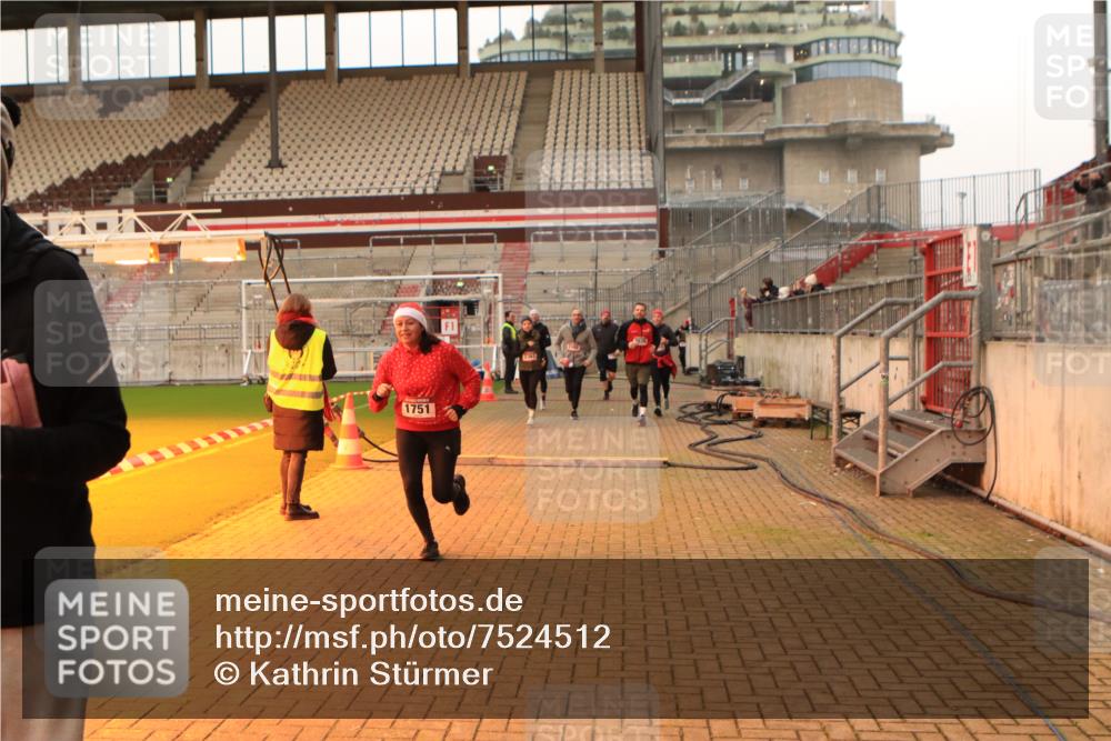 08.12.2024 - St. Pauli X-Mass-Run No. 14 Kathrin Stürmer Photography http://msf.ph/oto/7524512 08.12.2024 10:01:39 Ziel 41, 1751, 1784, 2302, 2361, 2362, 2826, 2833, 3093, 3340, 3341 meine-sportfotos.de