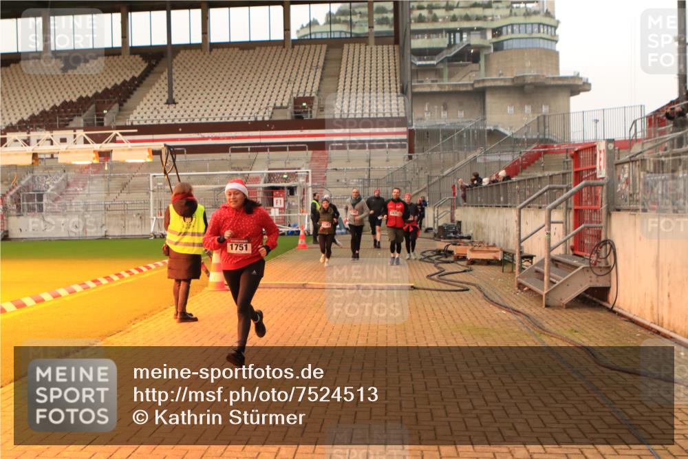 08.12.2024 - St. Pauli X-Mass-Run No. 14 Kathrin Stürmer Photography http://msf.ph/oto/7524513 08.12.2024 10:01:39 Ziel 41, 1751, 1784, 2302, 2361, 2362, 2826, 2833, 3093, 3340, 3341 meine-sportfotos.de