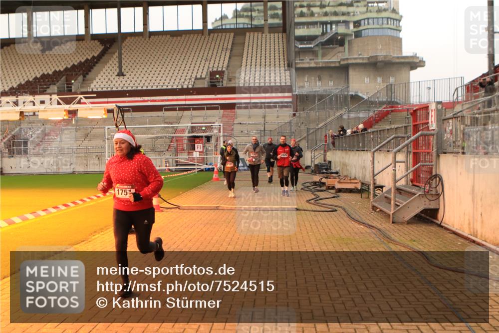 08.12.2024 - St. Pauli X-Mass-Run No. 14 Kathrin Stürmer Photography http://msf.ph/oto/7524515 08.12.2024 10:01:40 Ziel 41, 86, 1751, 1784, 2302, 2361, 2362, 2826, 2833, 3093, 3340, 3341 meine-sportfotos.de