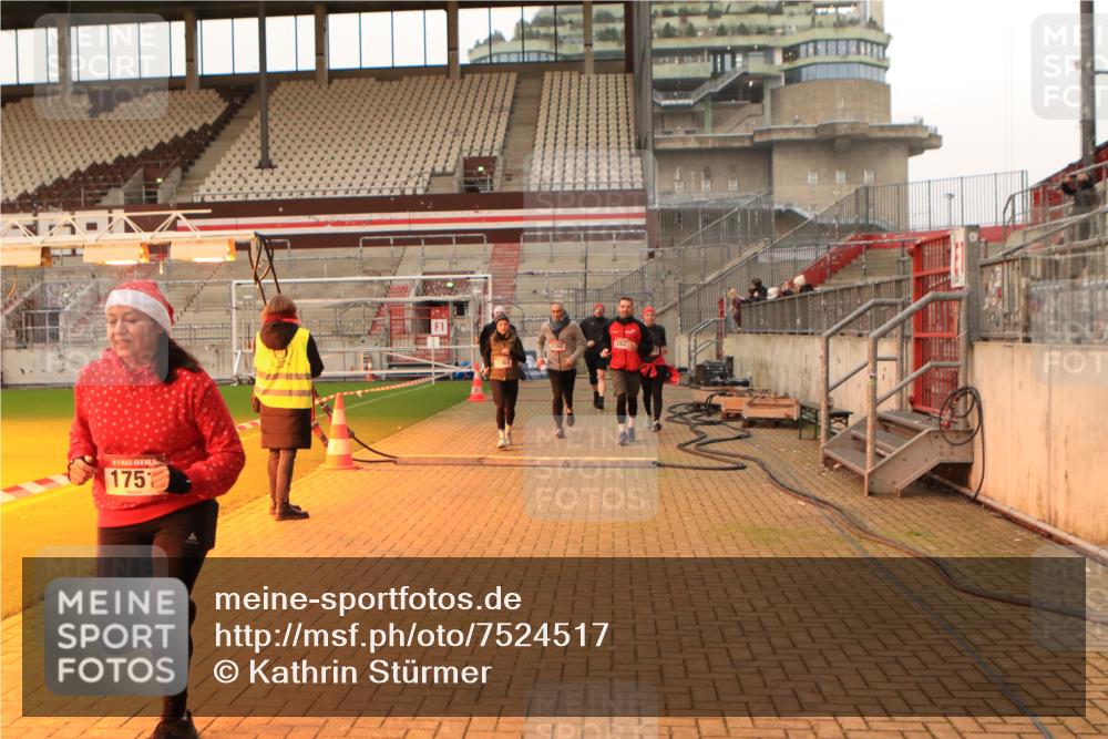 08.12.2024 - St. Pauli X-Mass-Run No. 14 Kathrin Stürmer Photography http://msf.ph/oto/7524517 08.12.2024 10:01:40 Ziel 41, 86, 1751, 1784, 2302, 2361, 2362, 2826, 2833, 3093, 3340, 3341 meine-sportfotos.de