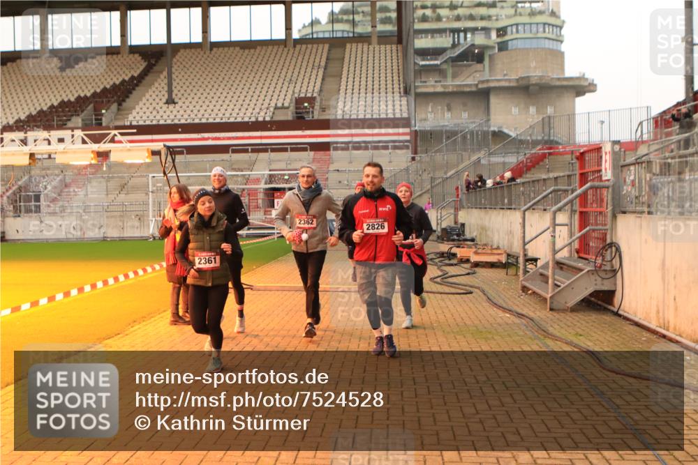 08.12.2024 - St. Pauli X-Mass-Run No. 14 Kathrin Stürmer Photography http://msf.ph/oto/7524528 08.12.2024 10:01:43 Ziel 86, 1751, 1784, 2302, 2361, 2362, 2826, 2833, 3093, 3304 meine-sportfotos.de