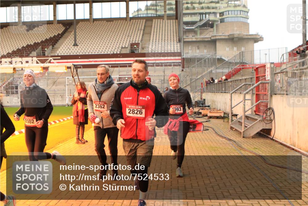 08.12.2024 - St. Pauli X-Mass-Run No. 14 Kathrin Stürmer Photography http://msf.ph/oto/7524533 08.12.2024 10:01:44 Ziel 86, 1751, 1784, 2302, 2361, 2362, 2817, 2826, 2833, 3093, 3304 meine-sportfotos.de