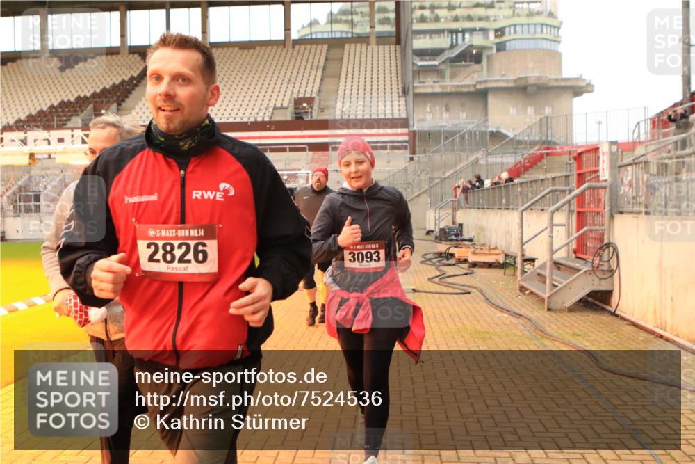 08.12.2024 - St. Pauli X-Mass-Run No. 14 Kathrin Stürmer Photography http://msf.ph/oto/7524536 08.12.2024 10:01:44 Ziel 86, 1751, 1784, 2302, 2361, 2362, 2817, 2826, 2833, 3093, 3304 meine-sportfotos.de