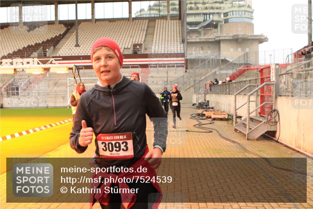 08.12.2024 - St. Pauli X-Mass-Run No. 14 Kathrin Stürmer Photography http://msf.ph/oto/7524539 08.12.2024 10:01:45 Ziel 86, 1751, 1784, 2302, 2361, 2362, 2817, 2826, 2833, 3093, 3304 meine-sportfotos.de