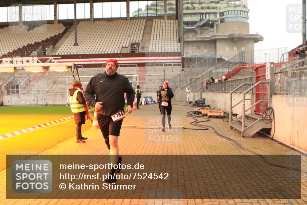 08.12.2024 - St. Pauli X-Mass-Run No. 14 Kathrin Stürmer Photography http://msf.ph/oto/7524542 08.12.2024 10:01:46 Ziel 86, 1751, 1784, 2302, 2361, 2362, 2817, 2826, 2833, 3093, 3304 meine-sportfotos.de