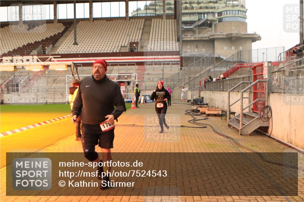 08.12.2024 - St. Pauli X-Mass-Run No. 14 Kathrin Stürmer Photography http://msf.ph/oto/7524543 08.12.2024 10:01:46 Ziel 86, 1751, 1784, 2302, 2361, 2362, 2817, 2826, 2833, 3093, 3304 meine-sportfotos.de