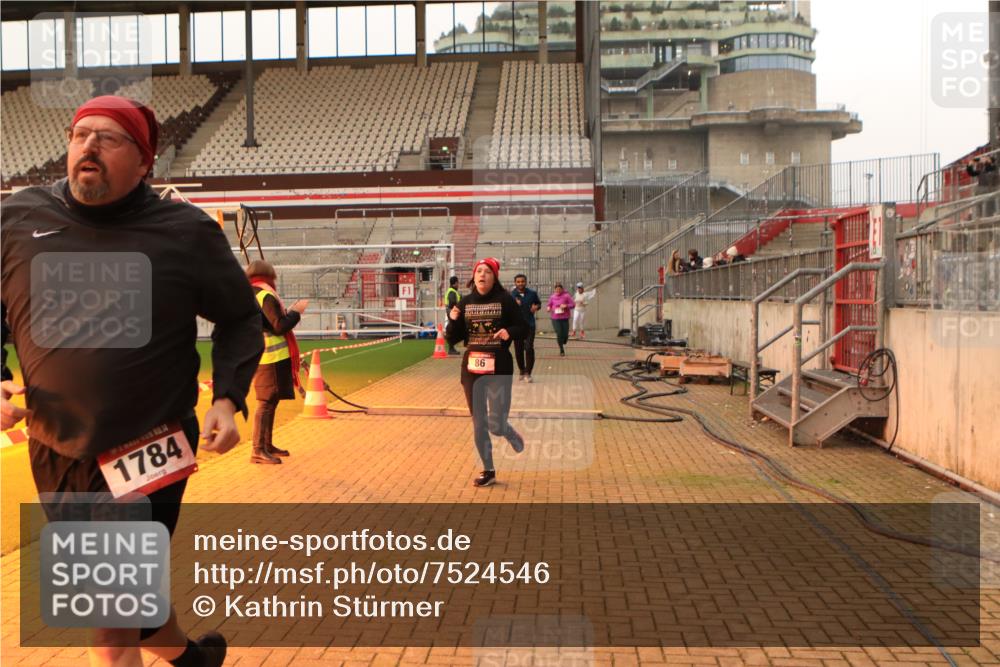 08.12.2024 - St. Pauli X-Mass-Run No. 14 Kathrin Stürmer Photography http://msf.ph/oto/7524546 08.12.2024 10:01:46 Ziel 86, 1751, 1784, 2302, 2361, 2362, 2817, 2826, 2833, 3093, 3304 meine-sportfotos.de