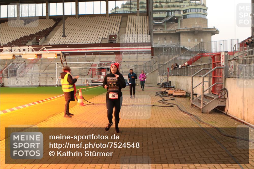 08.12.2024 - St. Pauli X-Mass-Run No. 14 Kathrin Stürmer Photography http://msf.ph/oto/7524548 08.12.2024 10:01:47 Ziel 86, 1751, 1784, 2302, 2361, 2362, 2817, 2826, 2833, 2965, 3093, 3304 meine-sportfotos.de