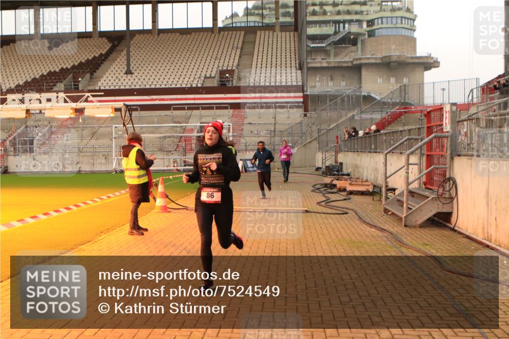 08.12.2024 - St. Pauli X-Mass-Run No. 14 Kathrin Stürmer Photography http://msf.ph/oto/7524549 08.12.2024 10:01:47 Ziel 86, 1751, 1784, 2302, 2361, 2362, 2817, 2826, 2833, 2965, 3093, 3304 meine-sportfotos.de