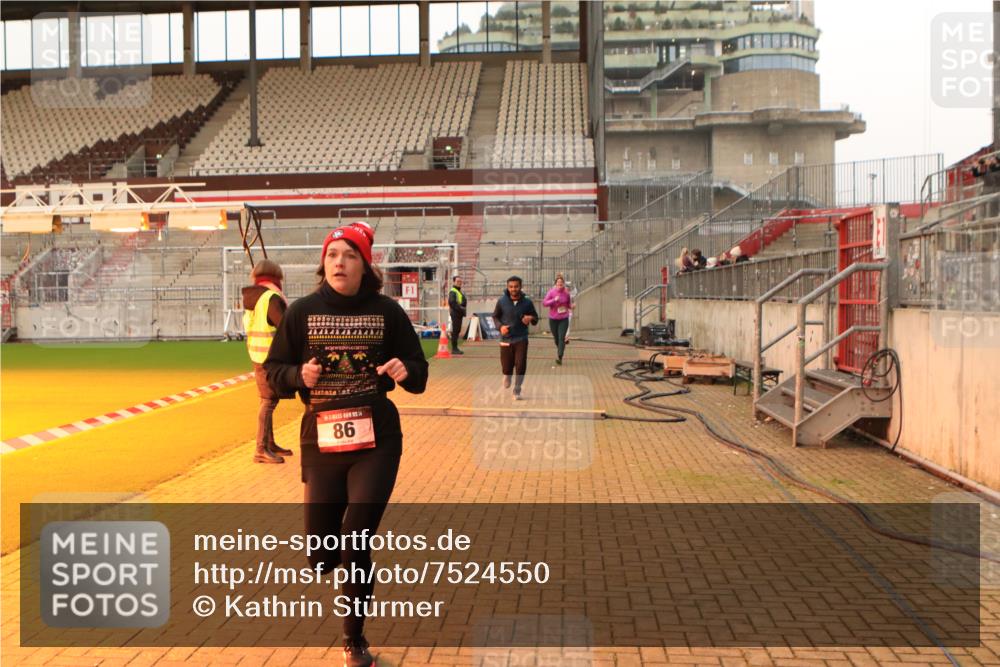 08.12.2024 - St. Pauli X-Mass-Run No. 14 Kathrin Stürmer Photography http://msf.ph/oto/7524550 08.12.2024 10:01:47 Ziel 86, 1751, 1784, 2302, 2361, 2362, 2817, 2826, 2833, 2965, 3093, 3304 meine-sportfotos.de