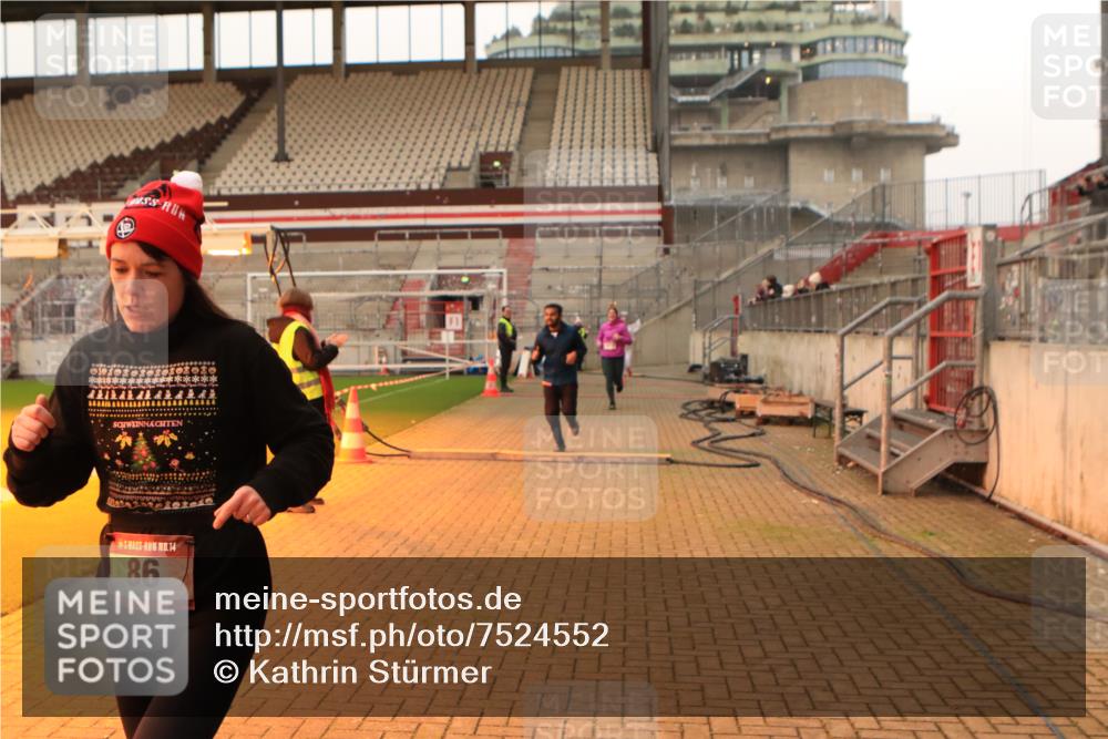 08.12.2024 - St. Pauli X-Mass-Run No. 14 Kathrin Stürmer Photography http://msf.ph/oto/7524552 08.12.2024 10:01:48 Ziel 86, 1751, 1784, 2302, 2361, 2362, 2817, 2826, 2833, 2965, 3093, 3304 meine-sportfotos.de