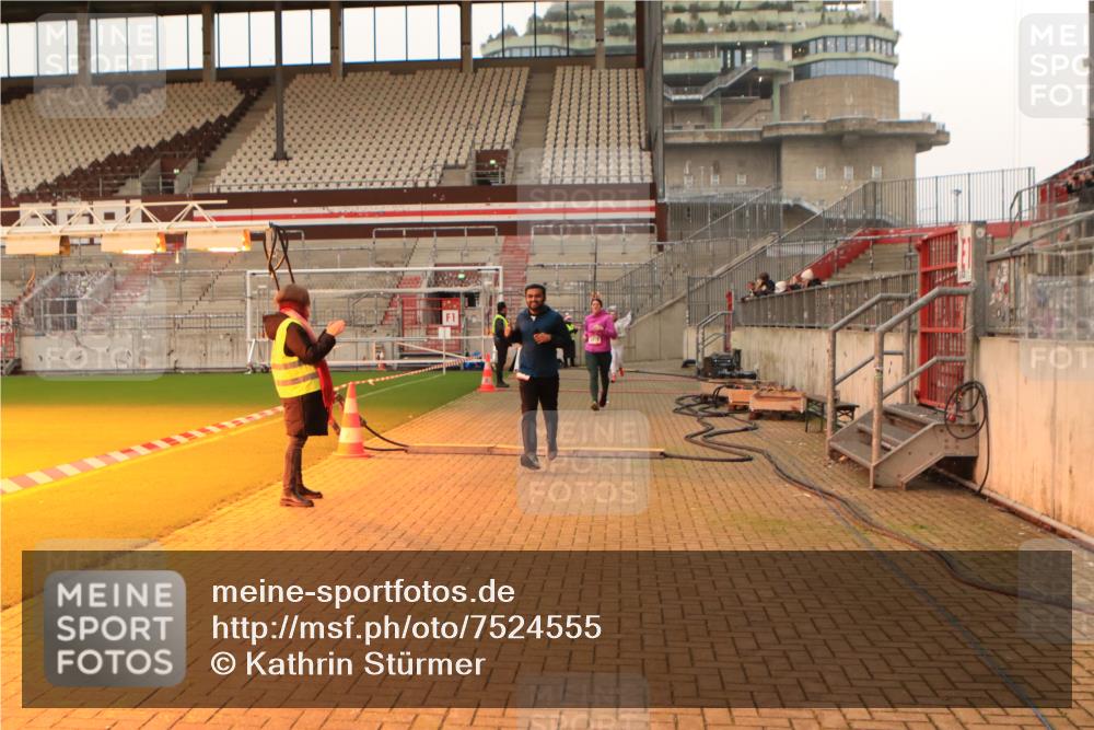 08.12.2024 - St. Pauli X-Mass-Run No. 14 Kathrin Stürmer Photography http://msf.ph/oto/7524555 08.12.2024 10:01:48 Ziel 86, 1751, 1784, 2302, 2361, 2362, 2817, 2826, 2833, 2965, 3093, 3304 meine-sportfotos.de