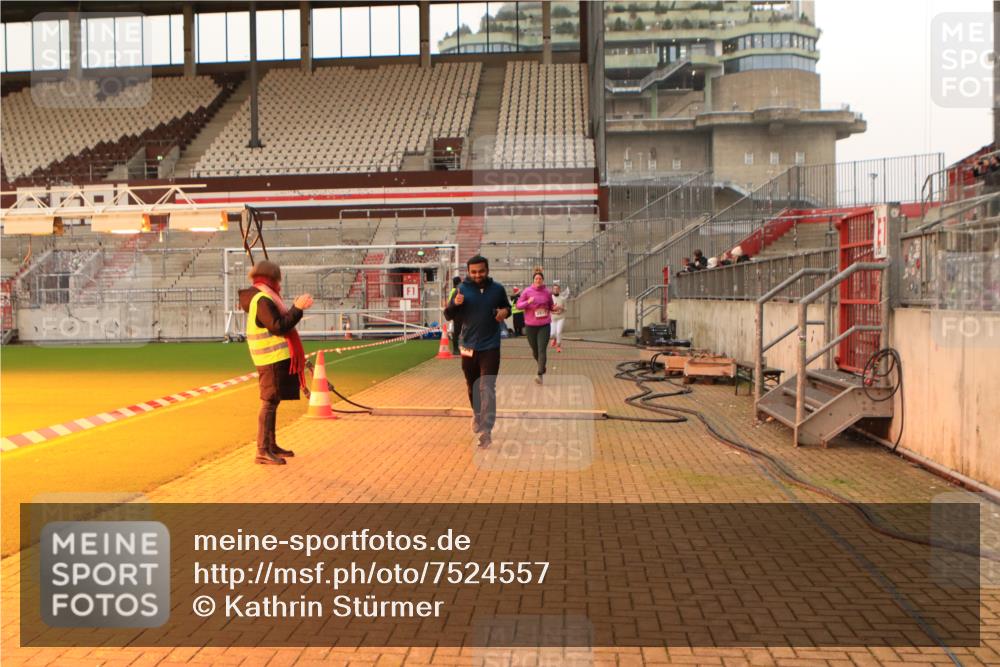 08.12.2024 - St. Pauli X-Mass-Run No. 14 Kathrin Stürmer Photography http://msf.ph/oto/7524557 08.12.2024 10:01:49 Ziel 86, 1751, 1784, 2302, 2361, 2362, 2817, 2826, 2833, 2965, 3093, 3304 meine-sportfotos.de