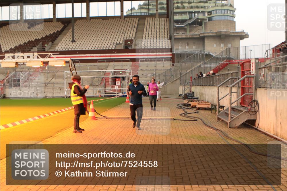 08.12.2024 - St. Pauli X-Mass-Run No. 14 Kathrin Stürmer Photography http://msf.ph/oto/7524558 08.12.2024 10:01:49 Ziel 86, 1751, 1784, 2302, 2361, 2362, 2817, 2826, 2833, 2965, 3093, 3304 meine-sportfotos.de