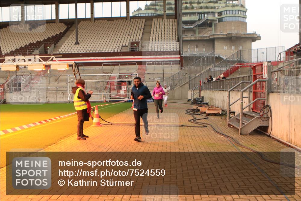08.12.2024 - St. Pauli X-Mass-Run No. 14 Kathrin Stürmer Photography http://msf.ph/oto/7524559 08.12.2024 10:01:49 Ziel 86, 1751, 1784, 2302, 2361, 2362, 2817, 2826, 2833, 2965, 3093, 3304 meine-sportfotos.de