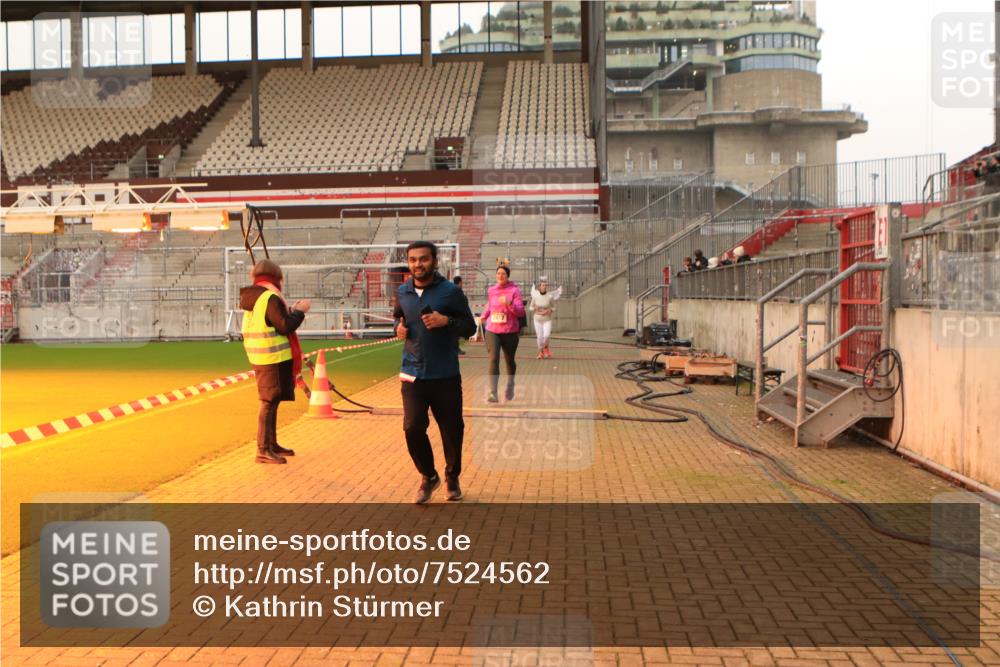 08.12.2024 - St. Pauli X-Mass-Run No. 14 Kathrin Stürmer Photography http://msf.ph/oto/7524562 08.12.2024 10:01:50 Ziel 86, 1751, 1784, 2302, 2361, 2362, 2817, 2826, 2833, 2965, 3093, 3304 meine-sportfotos.de