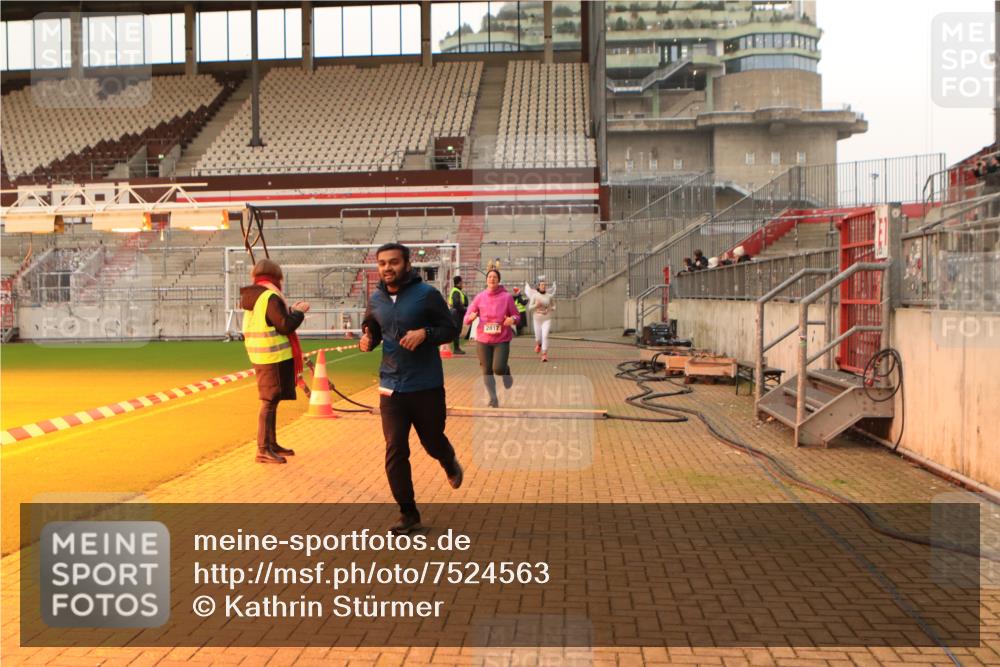 08.12.2024 - St. Pauli X-Mass-Run No. 14 Kathrin Stürmer Photography http://msf.ph/oto/7524563 08.12.2024 10:01:50 Ziel 86, 1751, 1784, 2302, 2361, 2362, 2817, 2826, 2833, 2965, 3093, 3304 meine-sportfotos.de