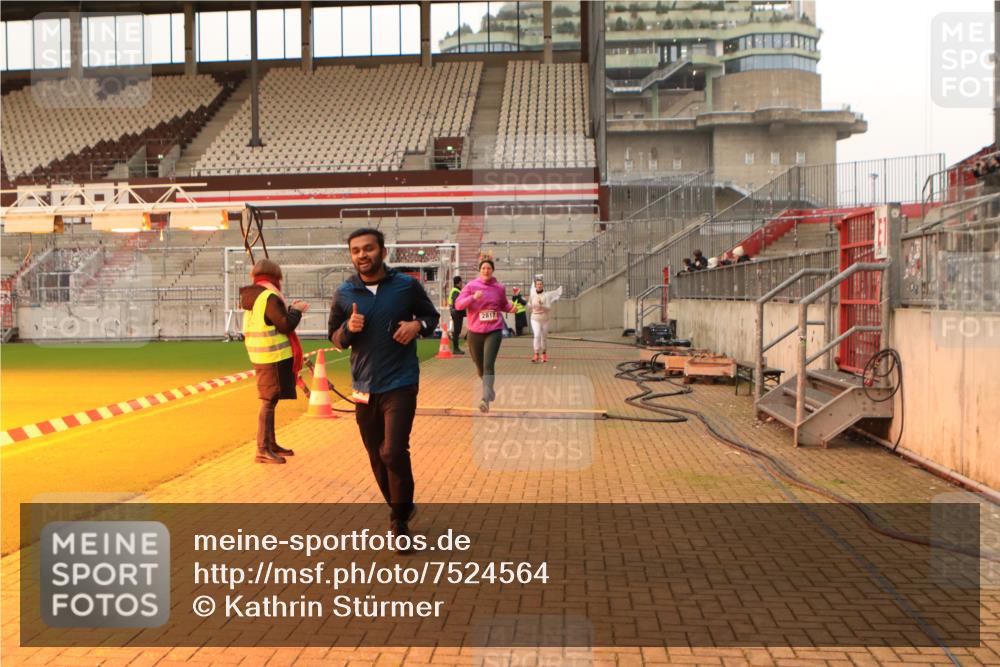 08.12.2024 - St. Pauli X-Mass-Run No. 14 Kathrin Stürmer Photography http://msf.ph/oto/7524564 08.12.2024 10:01:50 Ziel 86, 1751, 1784, 2302, 2361, 2362, 2817, 2826, 2833, 2965, 3093, 3304 meine-sportfotos.de