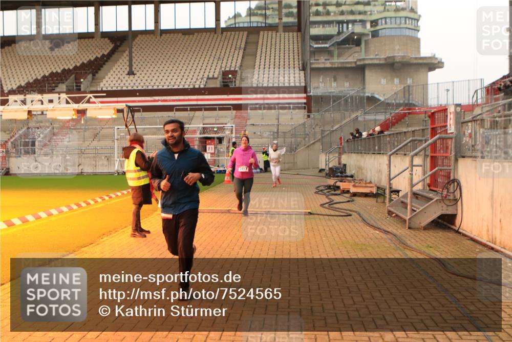 08.12.2024 - St. Pauli X-Mass-Run No. 14 Kathrin Stürmer Photography http://msf.ph/oto/7524565 08.12.2024 10:01:50 Ziel 86, 1751, 1784, 2302, 2361, 2362, 2817, 2826, 2833, 2965, 3093, 3304 meine-sportfotos.de