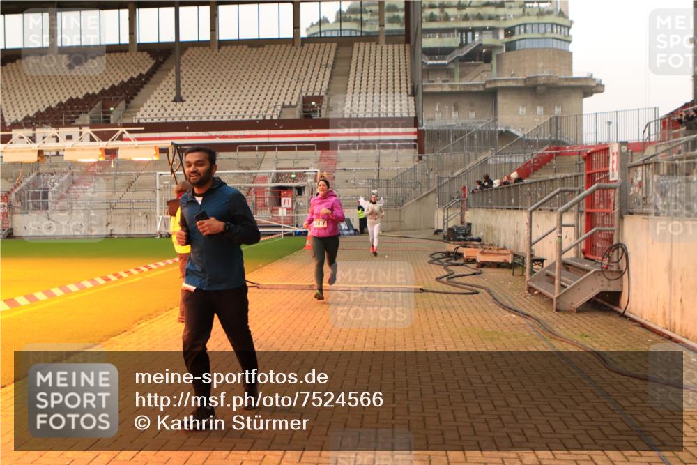08.12.2024 - St. Pauli X-Mass-Run No. 14 Kathrin Stürmer Photography http://msf.ph/oto/7524566 08.12.2024 10:01:51 Ziel 86, 1751, 1784, 2302, 2361, 2362, 2817, 2826, 2965, 3093, 3304 meine-sportfotos.de