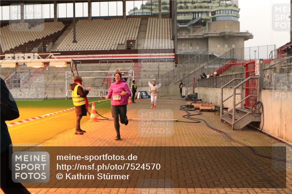08.12.2024 - St. Pauli X-Mass-Run No. 14 Kathrin Stürmer Photography http://msf.ph/oto/7524570 08.12.2024 10:01:51 Ziel 86, 1751, 1784, 2302, 2361, 2362, 2817, 2826, 2965, 3093, 3304 meine-sportfotos.de