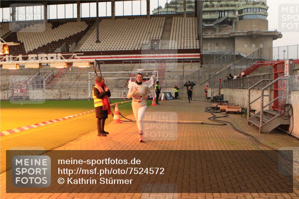 08.12.2024 - St. Pauli X-Mass-Run No. 14 Kathrin Stürmer Photography http://msf.ph/oto/7524572 08.12.2024 10:01:54 Ziel 86, 1784, 2302, 2361, 2362, 2780, 2817, 2826, 2965, 3093, 3304 meine-sportfotos.de