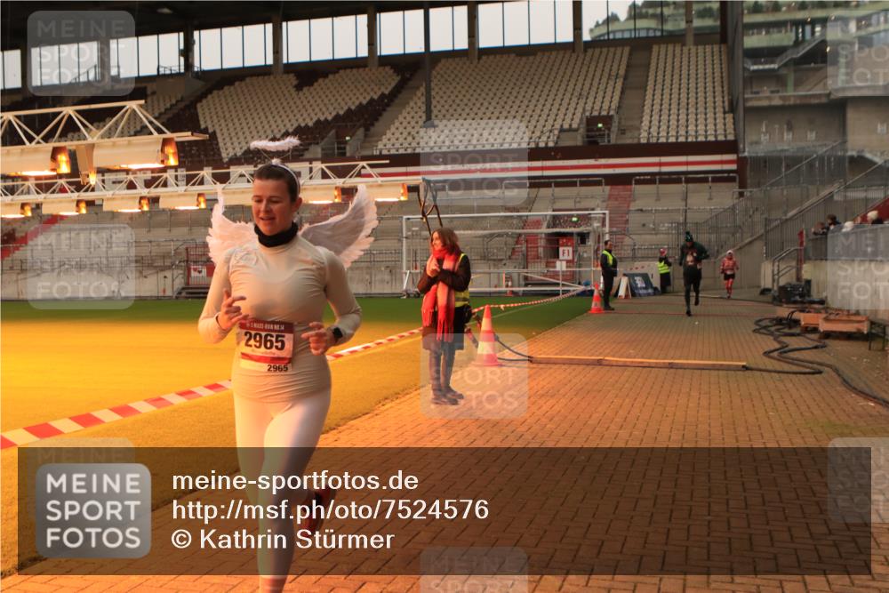 08.12.2024 - St. Pauli X-Mass-Run No. 14 Kathrin Stürmer Photography http://msf.ph/oto/7524576 08.12.2024 10:01:56 Ziel 86, 838, 1784, 2780, 2817, 2965, 3304 meine-sportfotos.de
