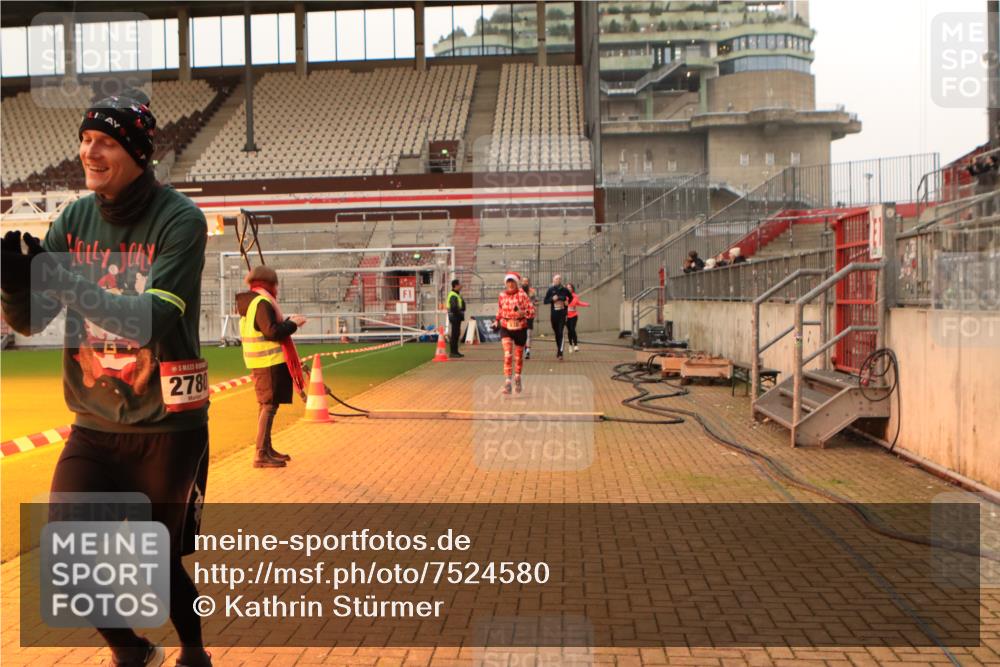 08.12.2024 - St. Pauli X-Mass-Run No. 14 Kathrin Stürmer Photography http://msf.ph/oto/7524580 08.12.2024 10:02:01 Ziel 588, 838, 2780, 2817, 2965, 3255, 3304 meine-sportfotos.de