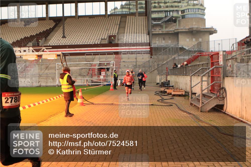 08.12.2024 - St. Pauli X-Mass-Run No. 14 Kathrin Stürmer Photography http://msf.ph/oto/7524581 08.12.2024 10:02:02 Ziel 588, 838, 2780, 2817, 2965, 3255 meine-sportfotos.de