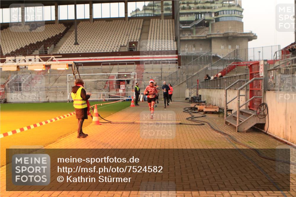 08.12.2024 - St. Pauli X-Mass-Run No. 14 Kathrin Stürmer Photography http://msf.ph/oto/7524582 08.12.2024 10:02:02 Ziel 588, 838, 2780, 2817, 2965, 3255 meine-sportfotos.de