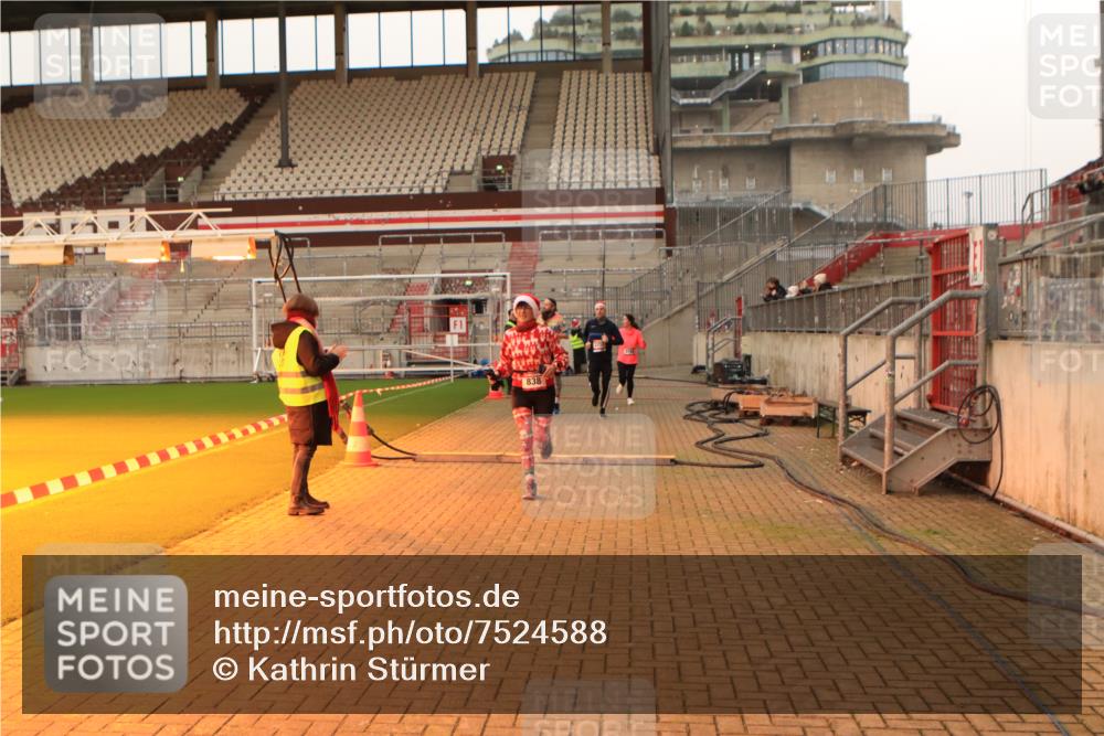 08.12.2024 - St. Pauli X-Mass-Run No. 14 Kathrin Stürmer Photography http://msf.ph/oto/7524588 08.12.2024 10:02:03 Ziel 588, 838, 2780, 2817, 2965, 3255 meine-sportfotos.de
