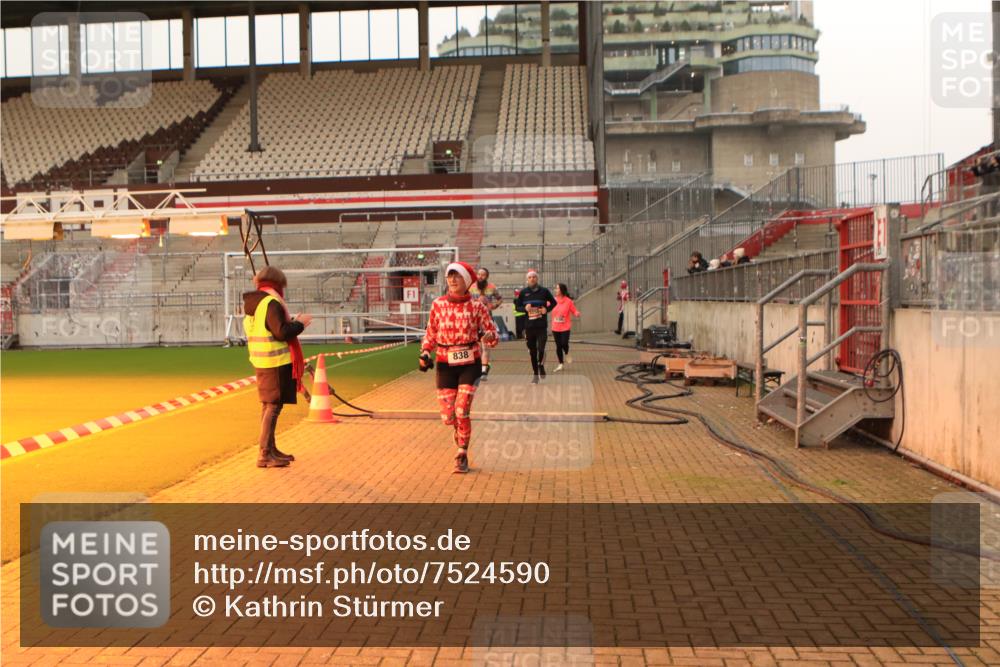 08.12.2024 - St. Pauli X-Mass-Run No. 14 Kathrin Stürmer Photography http://msf.ph/oto/7524590 08.12.2024 10:02:03 Ziel 588, 838, 2780, 2817, 2965, 3255 meine-sportfotos.de