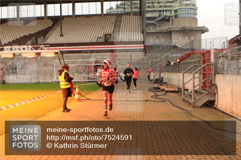 08.12.2024 - St. Pauli X-Mass-Run No. 14 Kathrin Stürmer Photography http://msf.ph/oto/7524591 08.12.2024 10:02:04 Ziel 588, 838, 2780, 2817, 2965, 3255 meine-sportfotos.de
