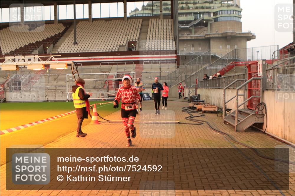08.12.2024 - St. Pauli X-Mass-Run No. 14 Kathrin Stürmer Photography http://msf.ph/oto/7524592 08.12.2024 10:02:04 Ziel 588, 838, 2780, 2817, 2965, 3255 meine-sportfotos.de