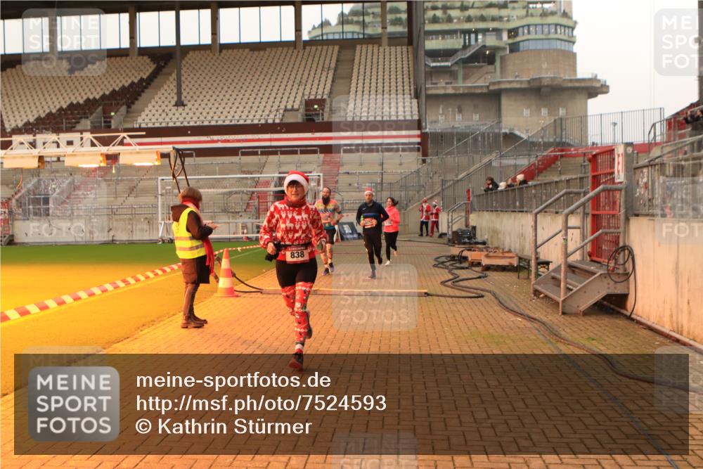 08.12.2024 - St. Pauli X-Mass-Run No. 14 Kathrin Stürmer Photography http://msf.ph/oto/7524593 08.12.2024 10:02:04 Ziel 588, 838, 2780, 2817, 2965, 3255 meine-sportfotos.de