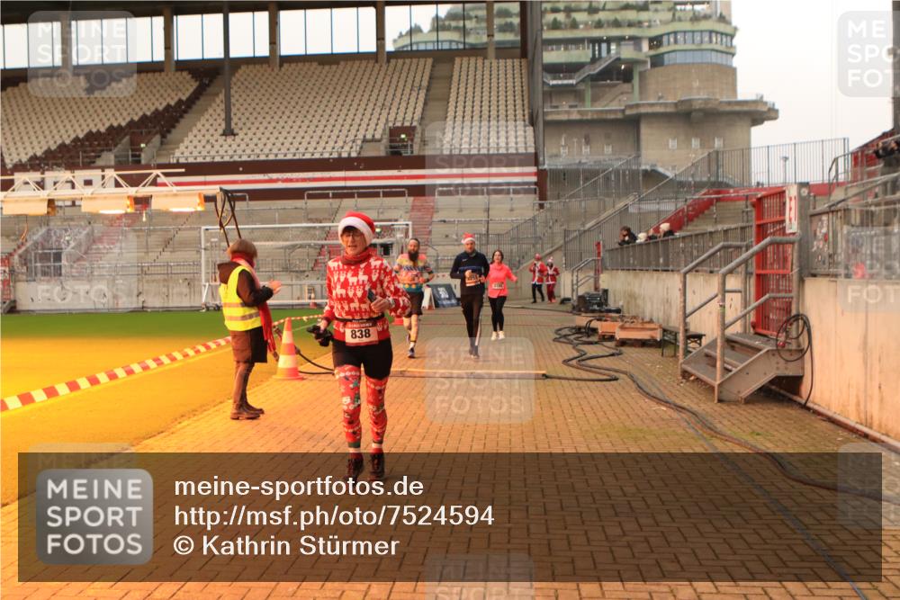 08.12.2024 - St. Pauli X-Mass-Run No. 14 Kathrin Stürmer Photography http://msf.ph/oto/7524594 08.12.2024 10:02:04 Ziel 588, 838, 2780, 2817, 2965, 3255 meine-sportfotos.de