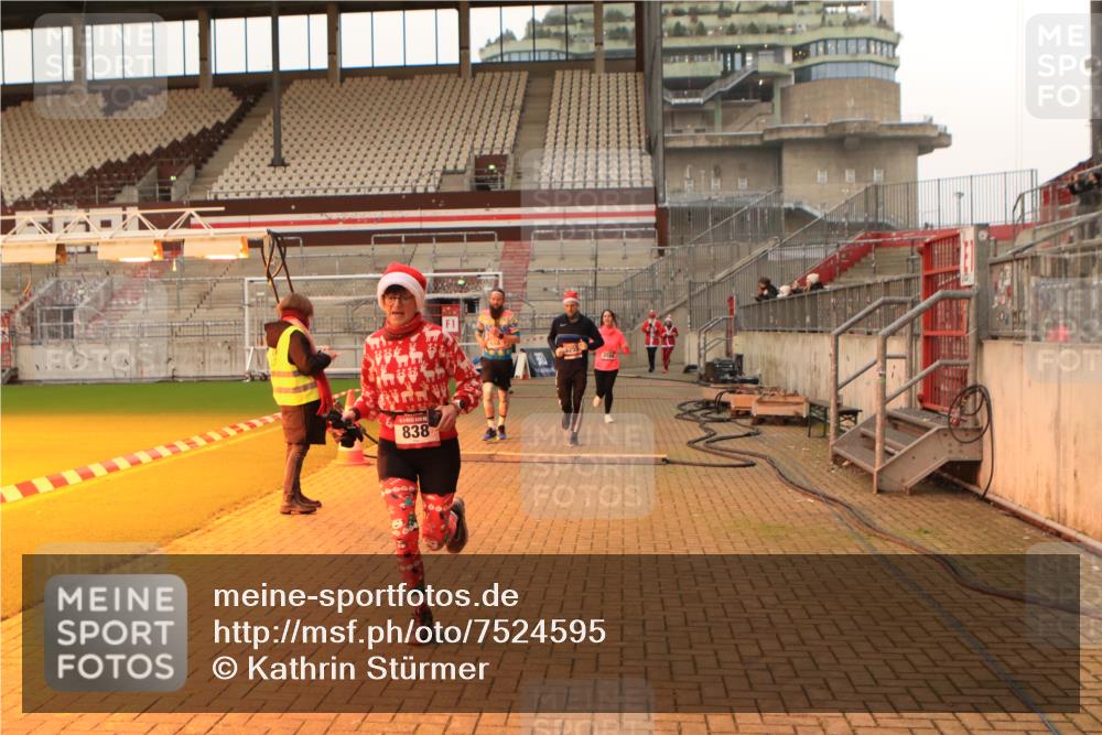 08.12.2024 - St. Pauli X-Mass-Run No. 14 Kathrin Stürmer Photography http://msf.ph/oto/7524595 08.12.2024 10:02:04 Ziel 588, 838, 2780, 2817, 2965, 3255 meine-sportfotos.de