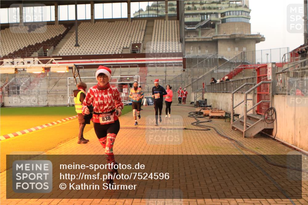 08.12.2024 - St. Pauli X-Mass-Run No. 14 Kathrin Stürmer Photography http://msf.ph/oto/7524596 08.12.2024 10:02:05 Ziel 588, 838, 2780, 2965, 3255 meine-sportfotos.de