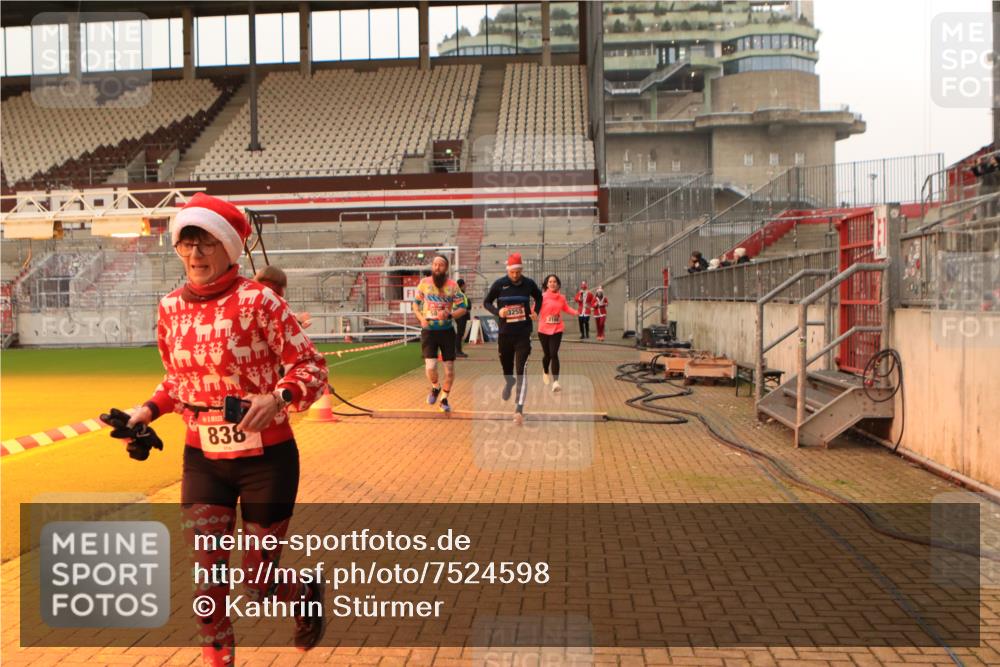 08.12.2024 - St. Pauli X-Mass-Run No. 14 Kathrin Stürmer Photography http://msf.ph/oto/7524598 08.12.2024 10:02:05 Ziel 588, 838, 2780, 2965, 3255 meine-sportfotos.de